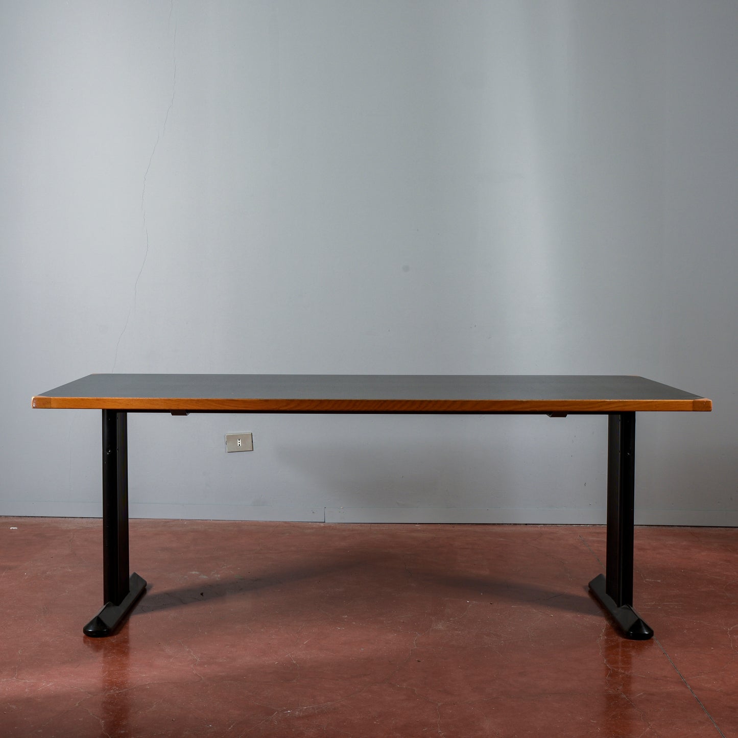 Tavolo scrivania con piano nero e gambe in ferro produzione anni 1990