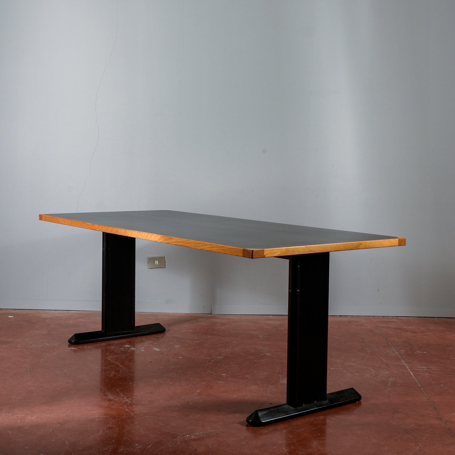 Tavolo scrivania con piano nero e gambe in ferro produzione anni 1990