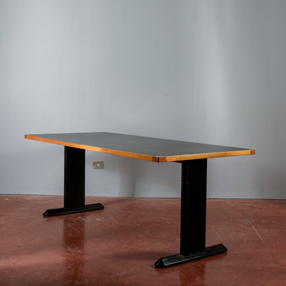 Tavolo scrivania con piano nero e gambe in ferro produzione anni 1990