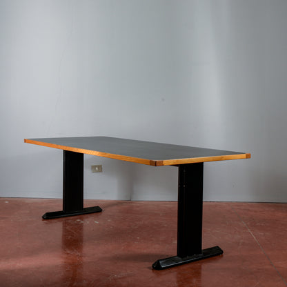 Tavolo scrivania con piano nero e gambe in ferro produzione anni 1990