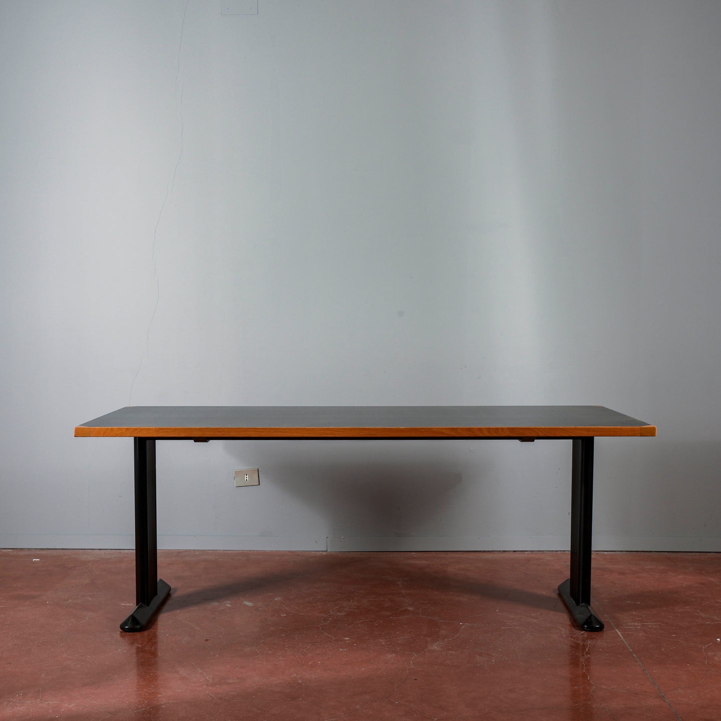 Tavolo scrivania con piano nero e gambe in ferro produzione anni 1990