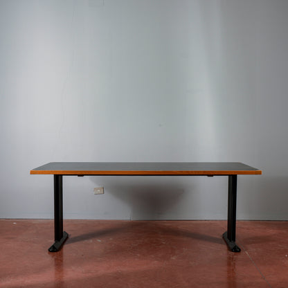 Tavolo scrivania con piano nero e gambe in ferro produzione anni 1990