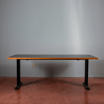 Tavolo scrivania con piano nero e gambe in ferro produzione anni 1990