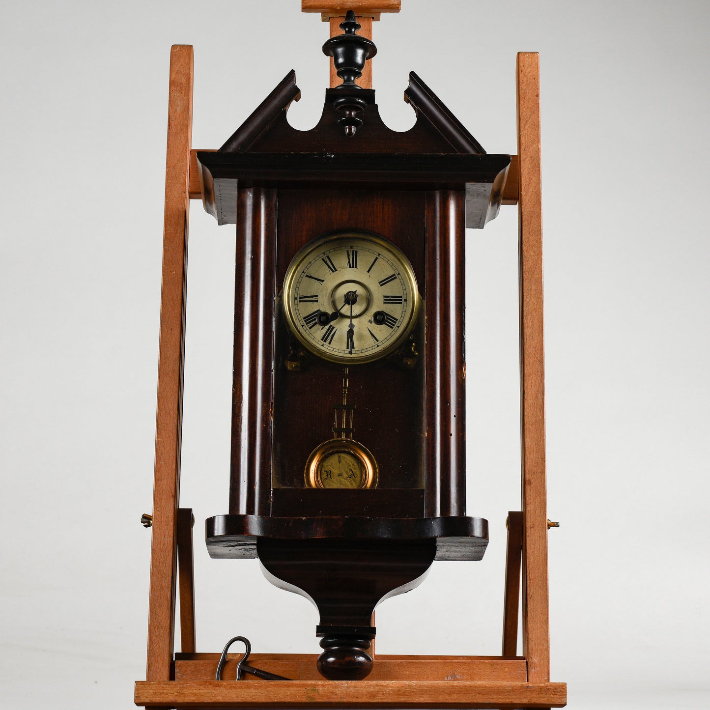 Orologio a pendolo da parete in legno con pendolo e chiave di carica