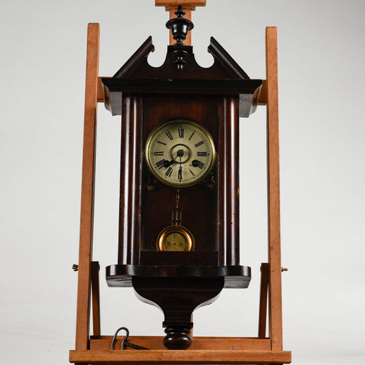 Orologio a pendolo da parete in legno con pendolo e chiave di carica