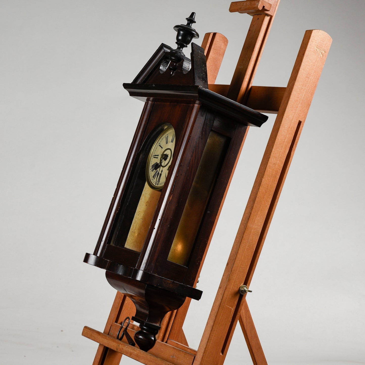 Orologio a pendolo da parete in legno con pendolo e chiave di carica