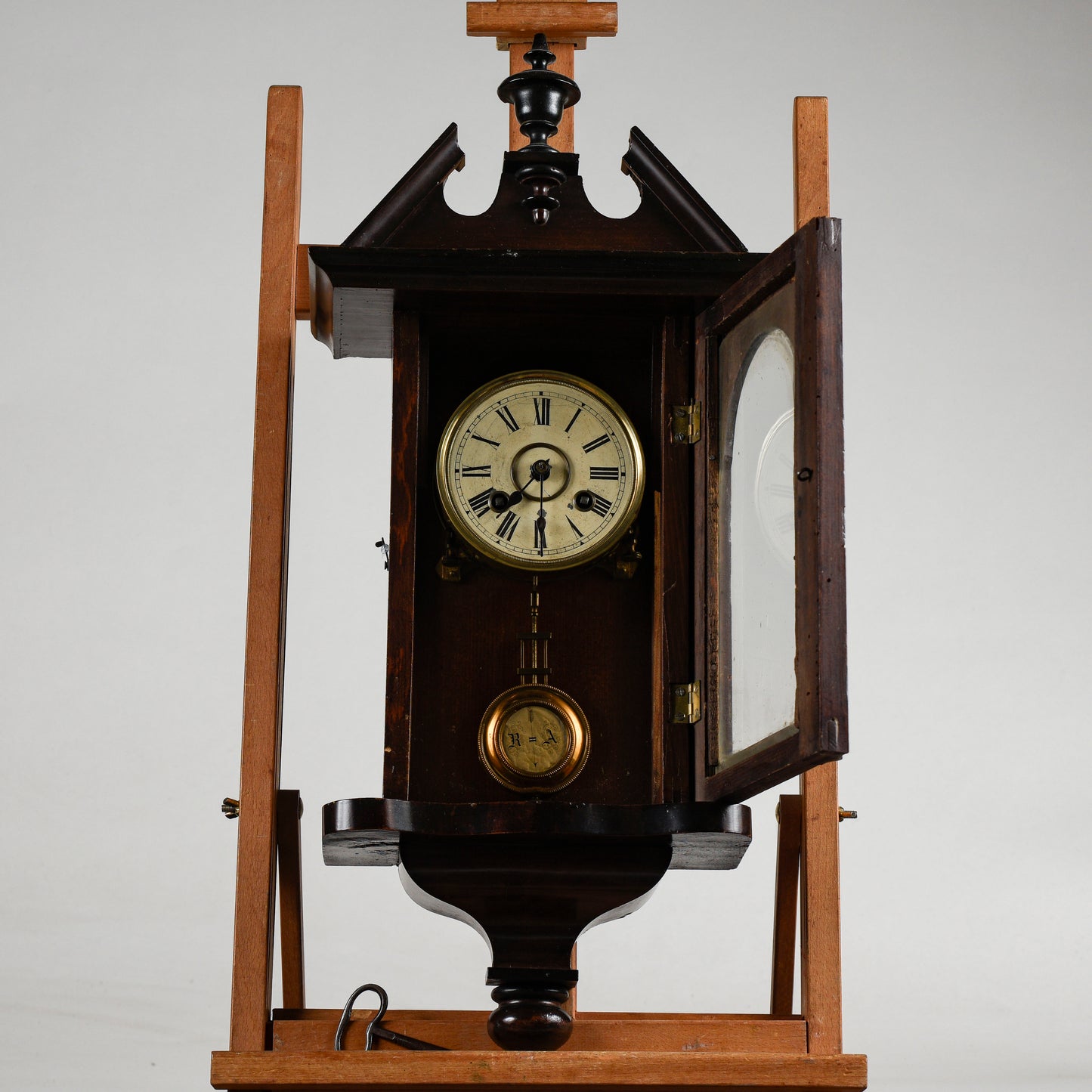 Orologio a pendolo da parete in legno con pendolo e chiave di carica
