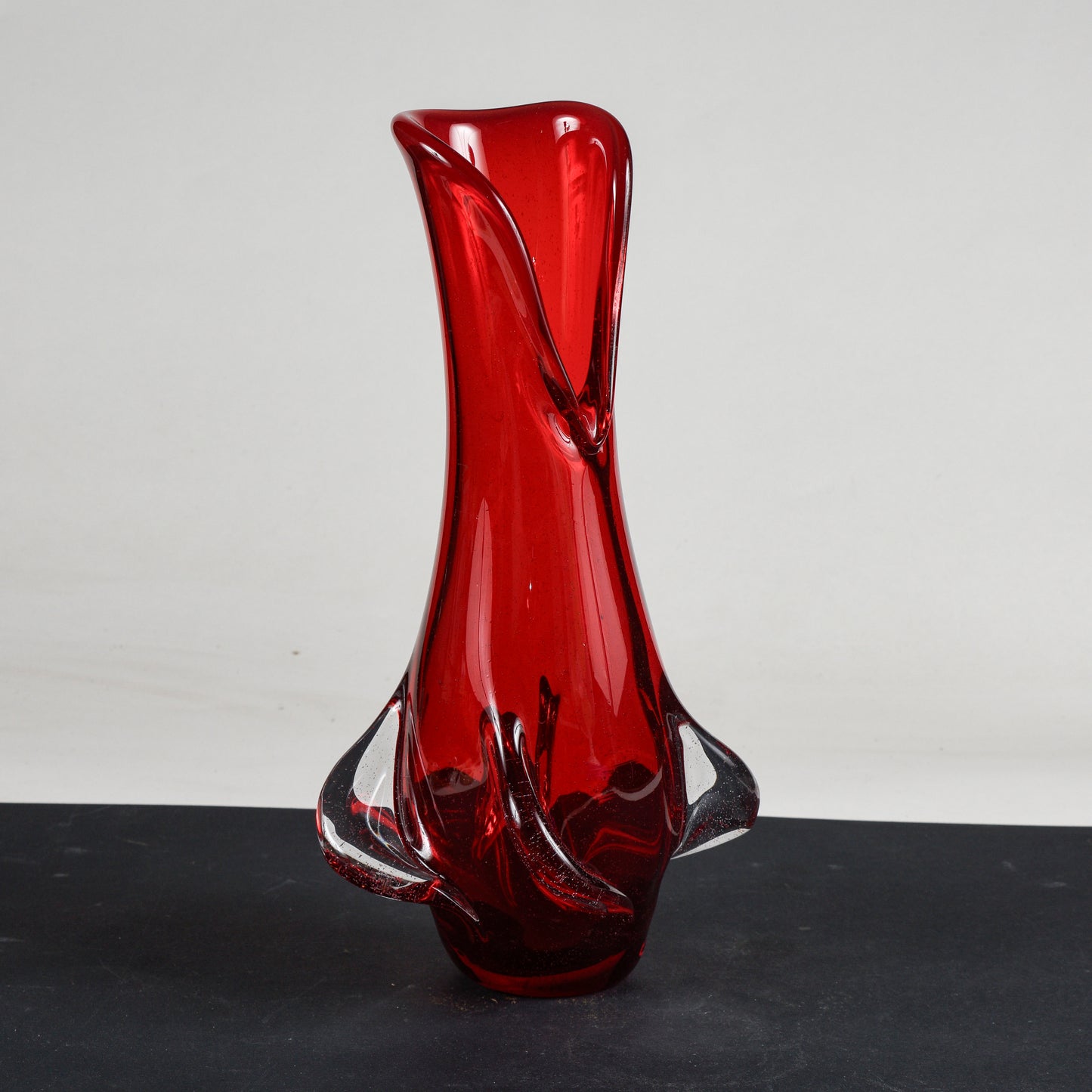 Vaso in vetro  Murano rosso produzione artigianale Italia  1960
