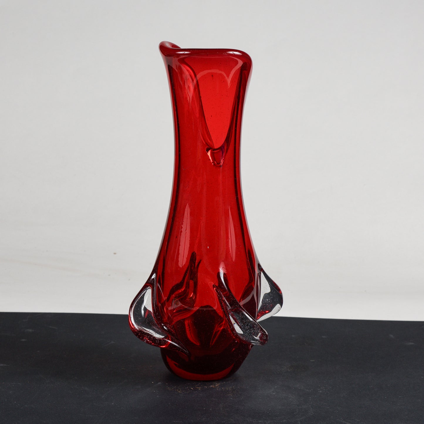 Vaso in vetro  Murano rosso produzione artigianale Italia  1960