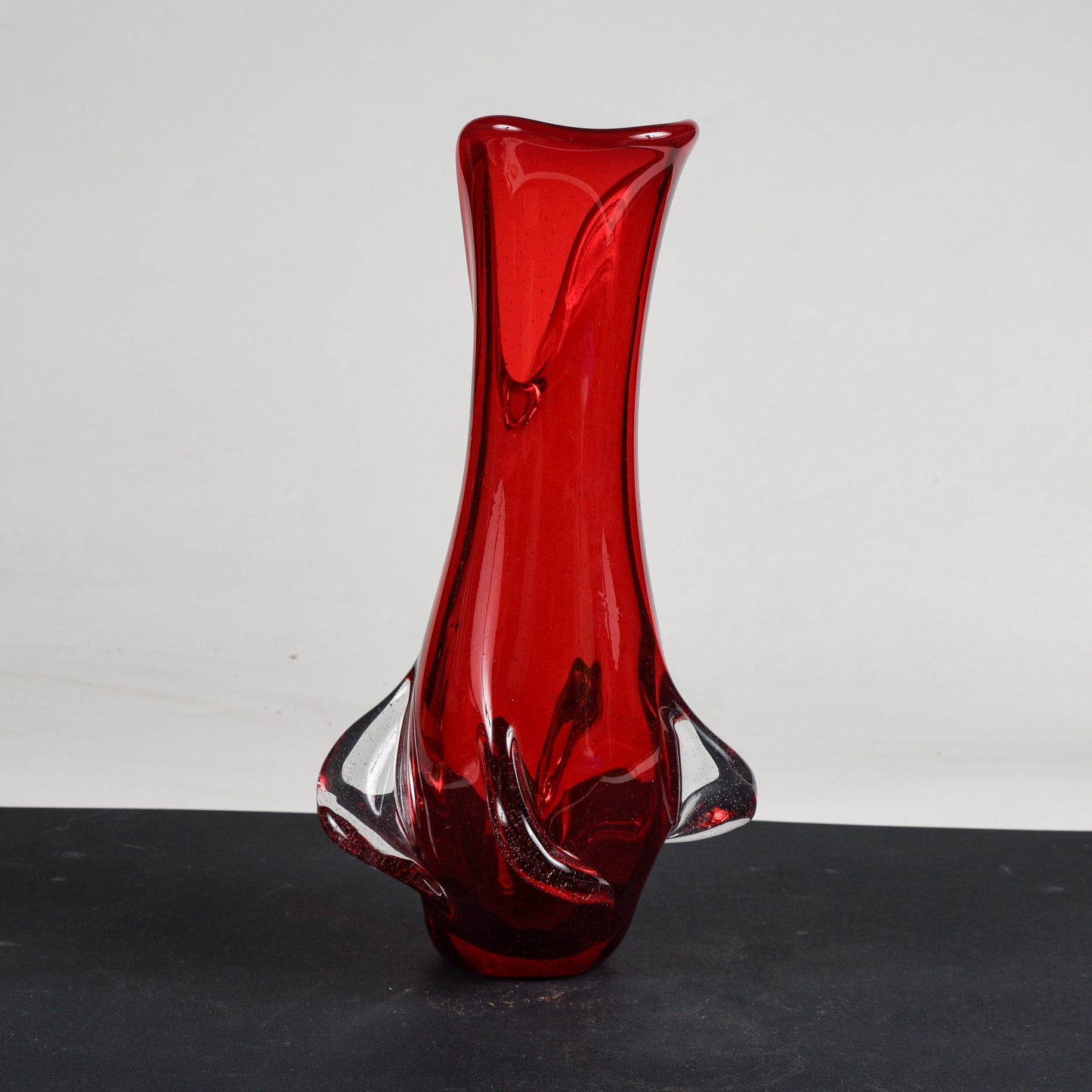 Vaso in vetro  Murano rosso produzione artigianale Italia  1960