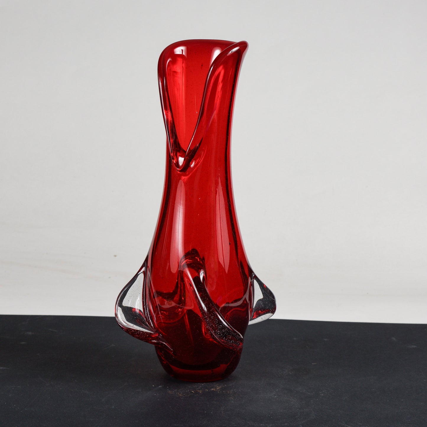 Vaso in vetro  Murano rosso produzione artigianale Italia  1960