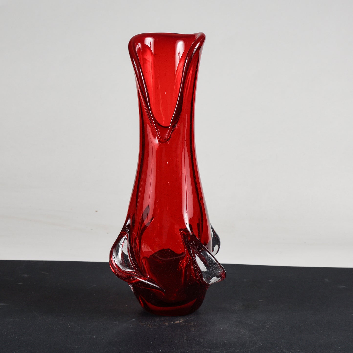 Vaso in vetro  Murano rosso produzione artigianale Italia  1960