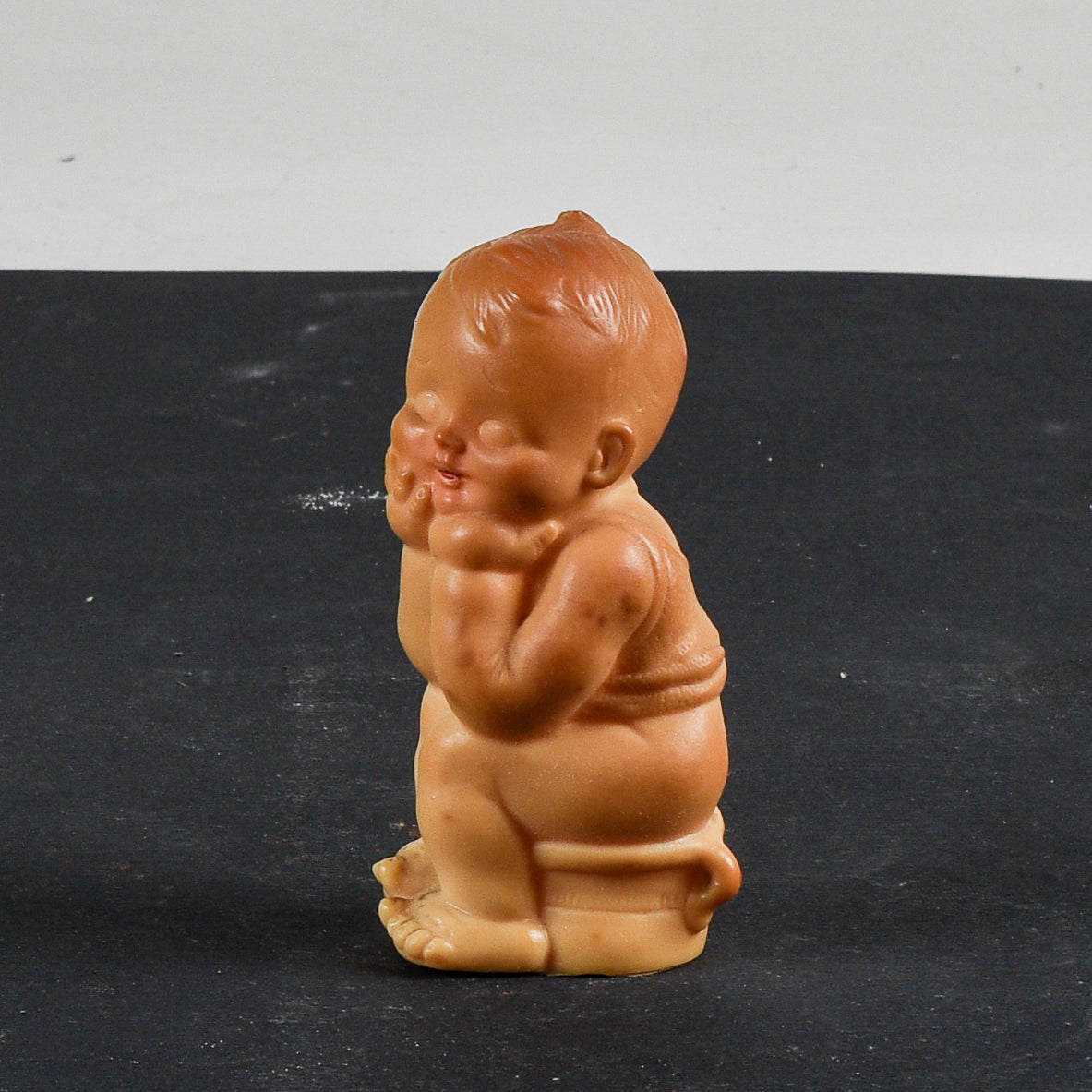 Pupazzo giocattolo di gomma bambino seduto sul vasetto Ledra Rubbertoys  1970