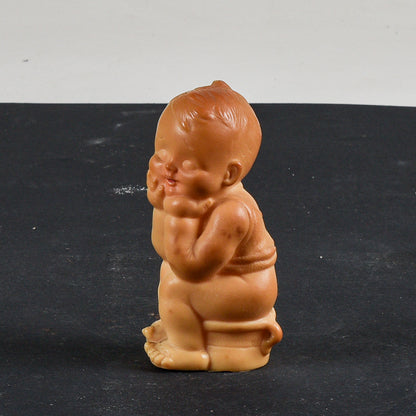 Pupazzo giocattolo di gomma bambino seduto sul vasetto Ledra Rubbertoys  1970