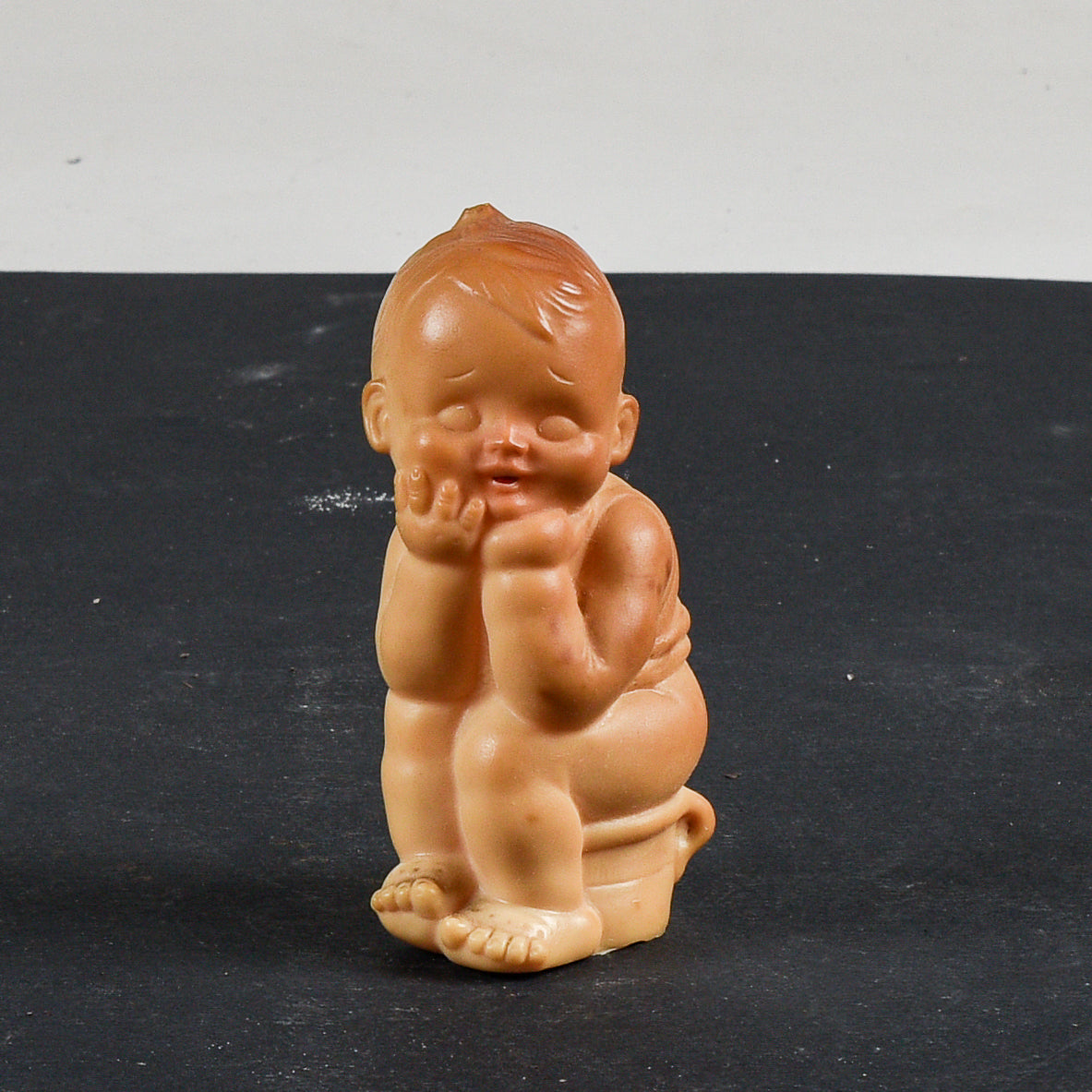 Pupazzo giocattolo di gomma bambino seduto sul vasetto Ledra Rubbertoys  1970