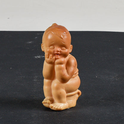Pupazzo giocattolo di gomma bambino seduto sul vasetto Ledra Rubbertoys  1970