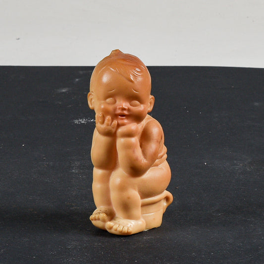 Pupazzo giocattolo di gomma bambino seduto sul vasetto Ledra Rubbertoys  1970