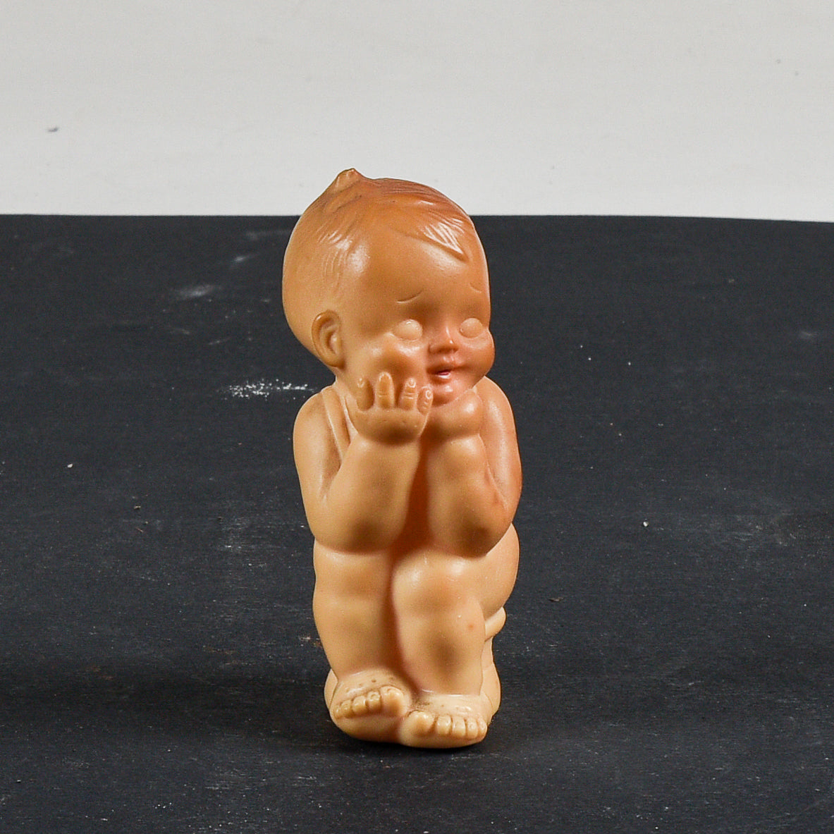 Pupazzo giocattolo di gomma bambino seduto sul vasetto Ledra Rubbertoys  1970