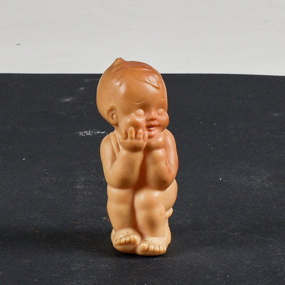 Pupazzo giocattolo di gomma bambino seduto sul vasetto Ledra Rubbertoys  1970