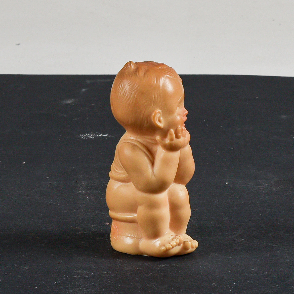 Pupazzo giocattolo di gomma bambino seduto sul vasetto Ledra Rubbertoys  1970