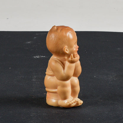 Pupazzo giocattolo di gomma bambino seduto sul vasetto Ledra Rubbertoys  1970