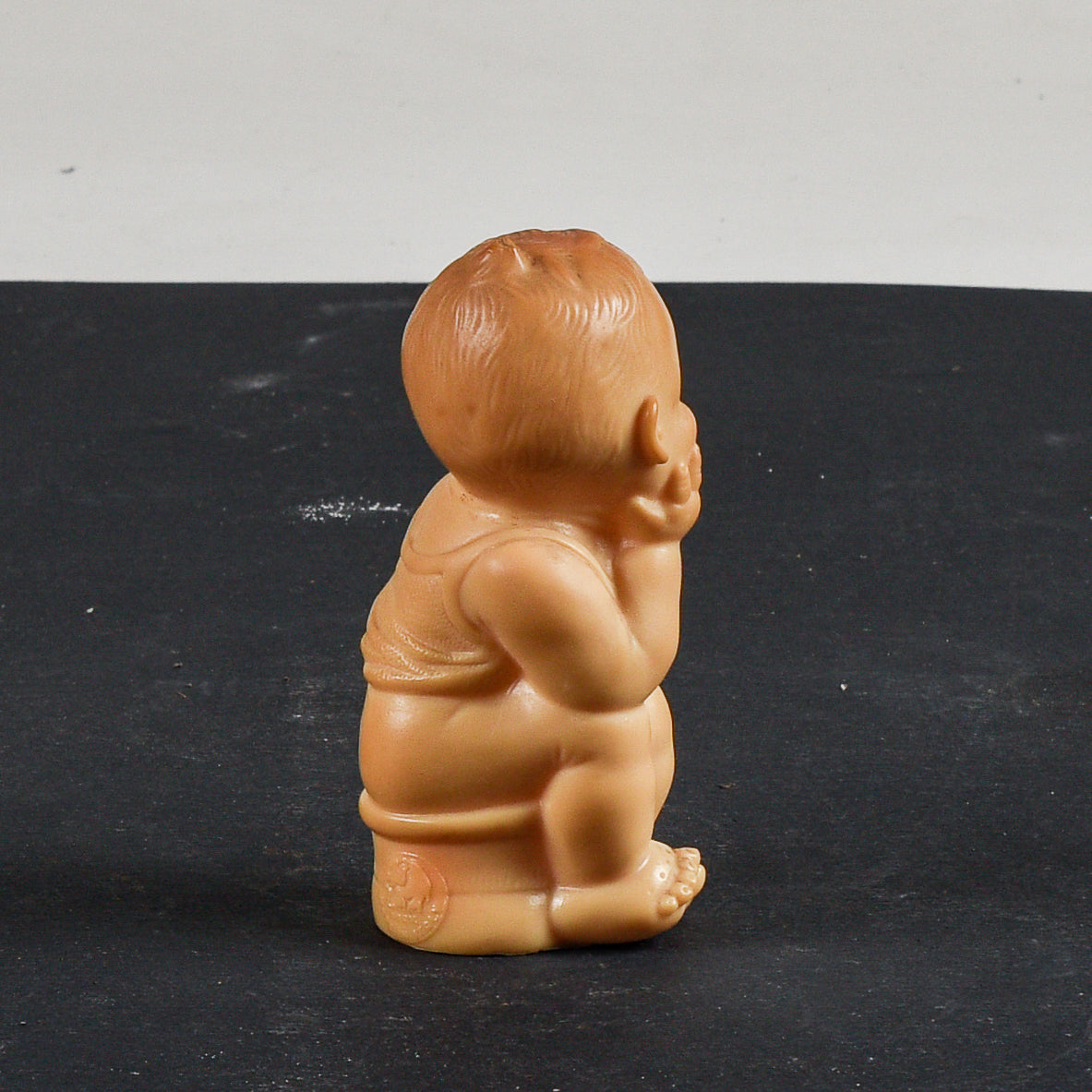 Pupazzo giocattolo di gomma bambino seduto sul vasetto Ledra Rubbertoys  1970