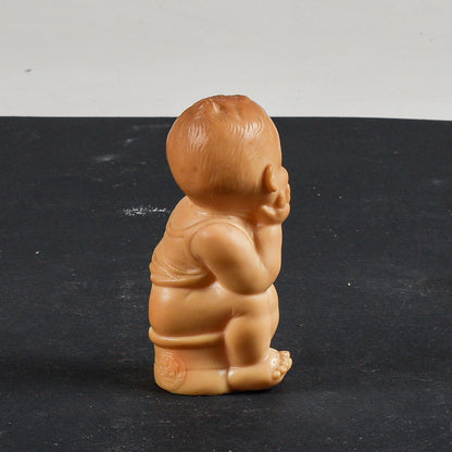 Pupazzo giocattolo di gomma bambino seduto sul vasetto Ledra Rubbertoys  1970