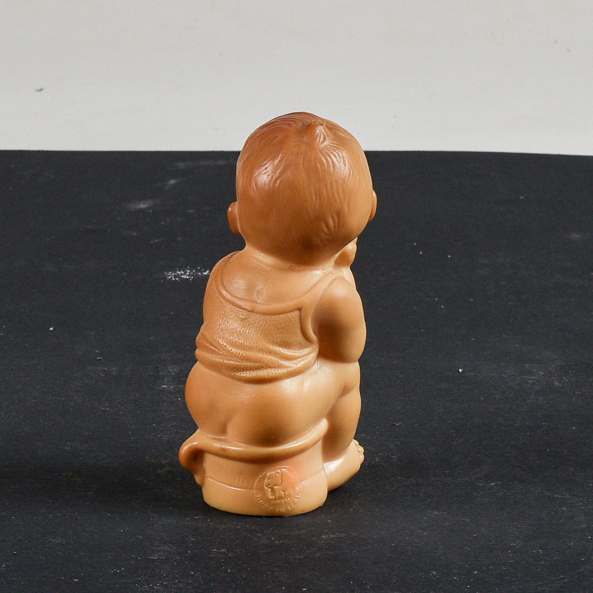 Pupazzo giocattolo di gomma bambino seduto sul vasetto Ledra Rubbertoys  1970