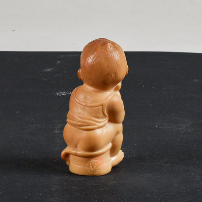 Pupazzo giocattolo di gomma bambino seduto sul vasetto Ledra Rubbertoys  1970