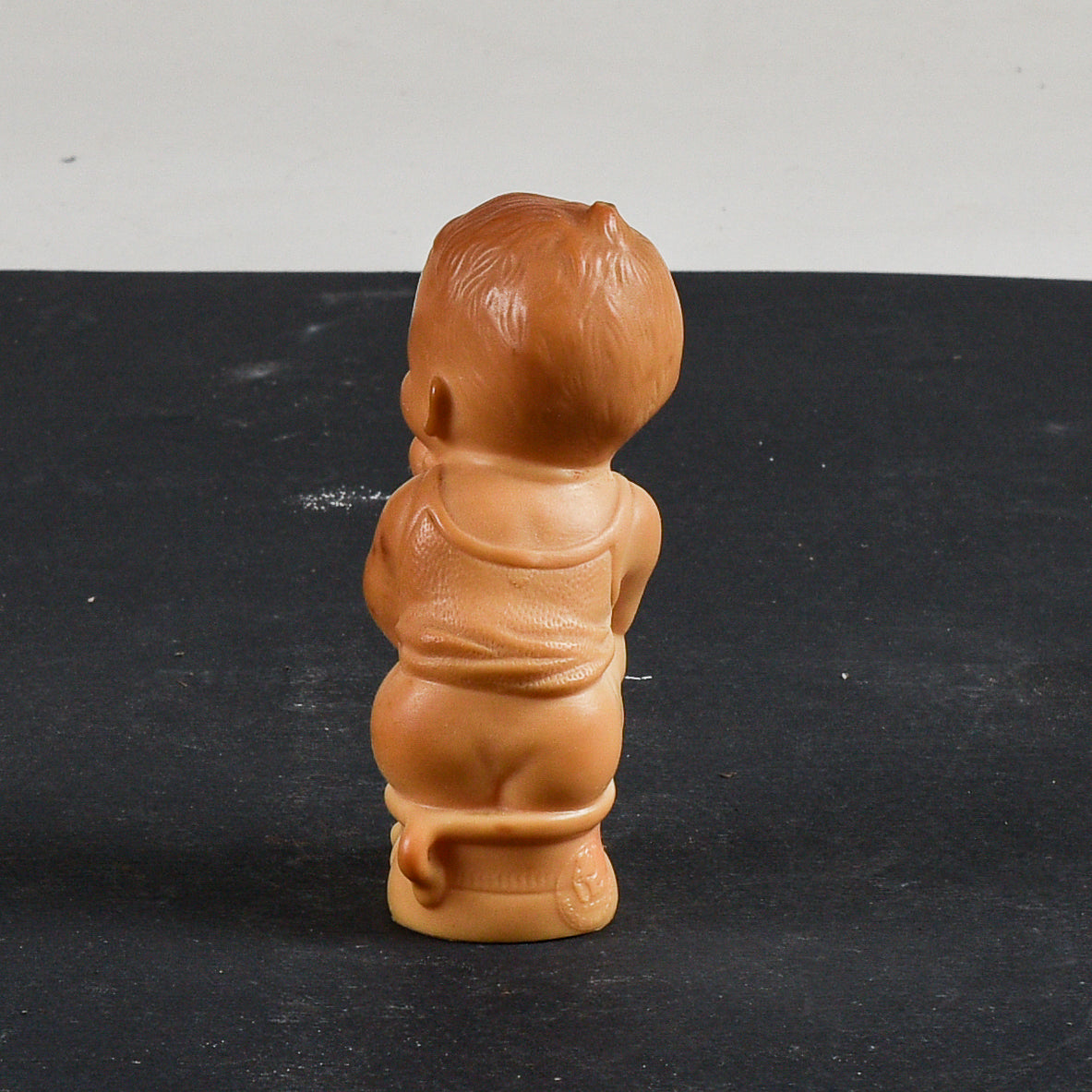 Pupazzo giocattolo di gomma bambino seduto sul vasetto Ledra Rubbertoys  1970