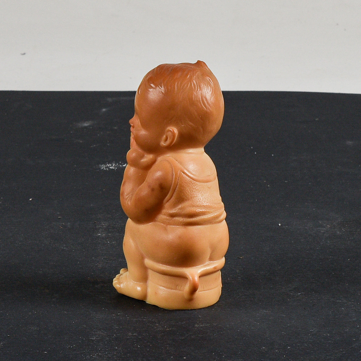 Pupazzo giocattolo di gomma bambino seduto sul vasetto Ledra Rubbertoys  1970