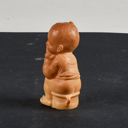 Pupazzo giocattolo di gomma bambino seduto sul vasetto Ledra Rubbertoys  1970