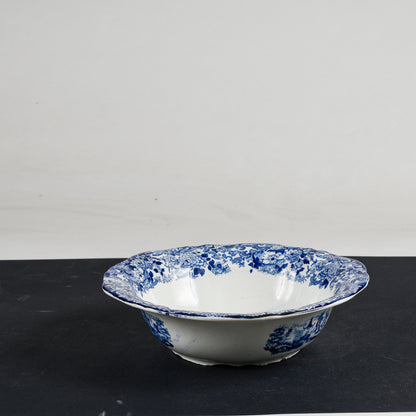 Piatto catino in ceramica bianca e blu  firmata Chinese SCR  1880