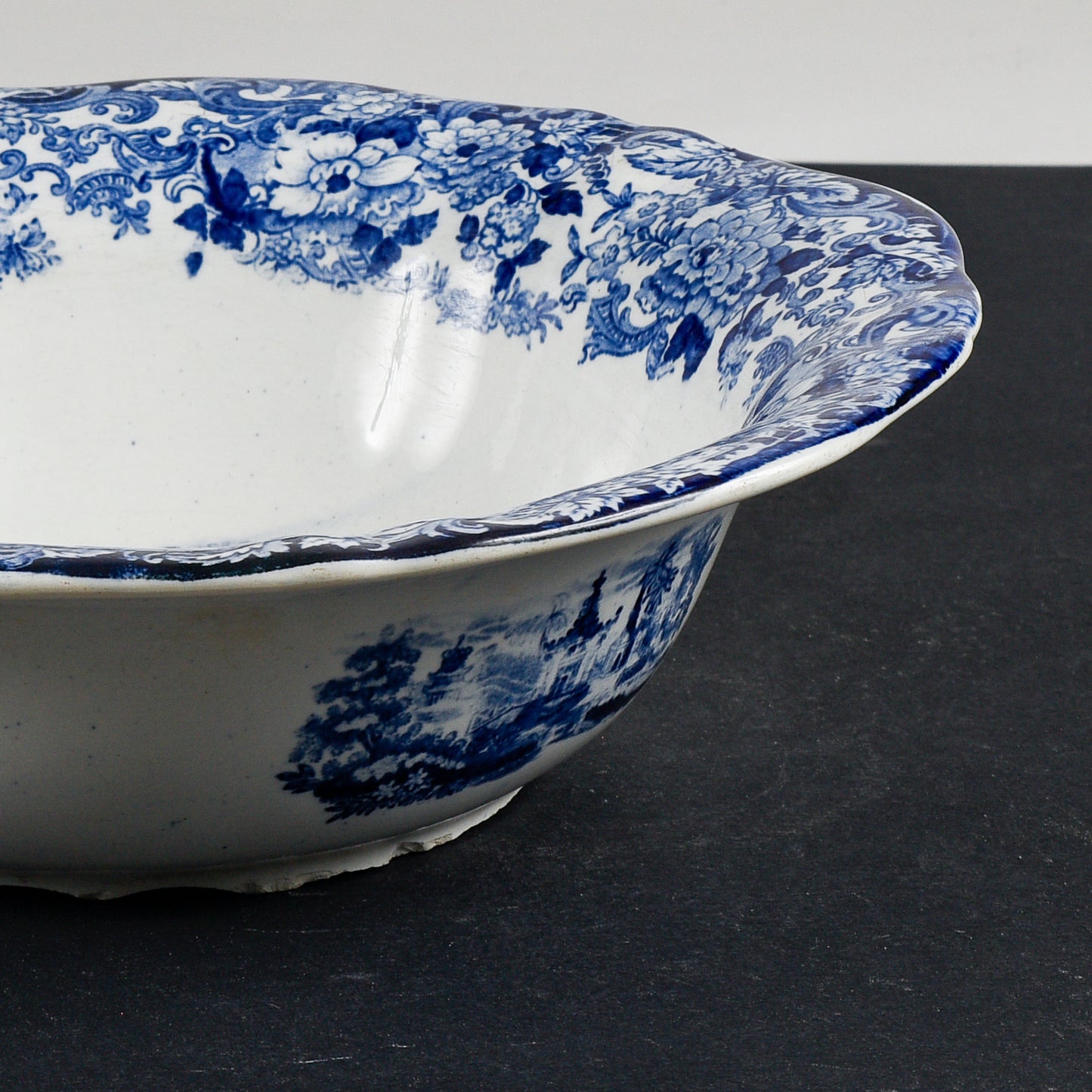 Piatto catino in ceramica bianca e blu  firmata Chinese SCR  1880