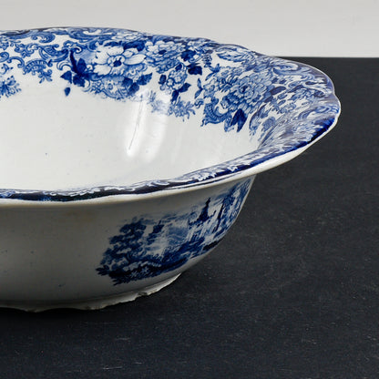 Piatto catino in ceramica bianca e blu  firmata Chinese SCR  1880