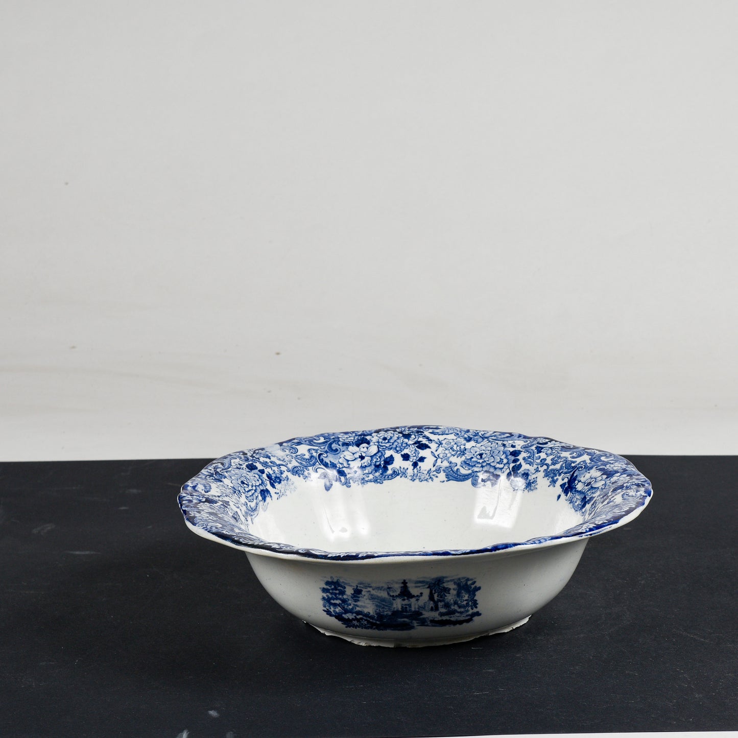 Piatto catino in ceramica bianca e blu  firmata Chinese SCR  1880