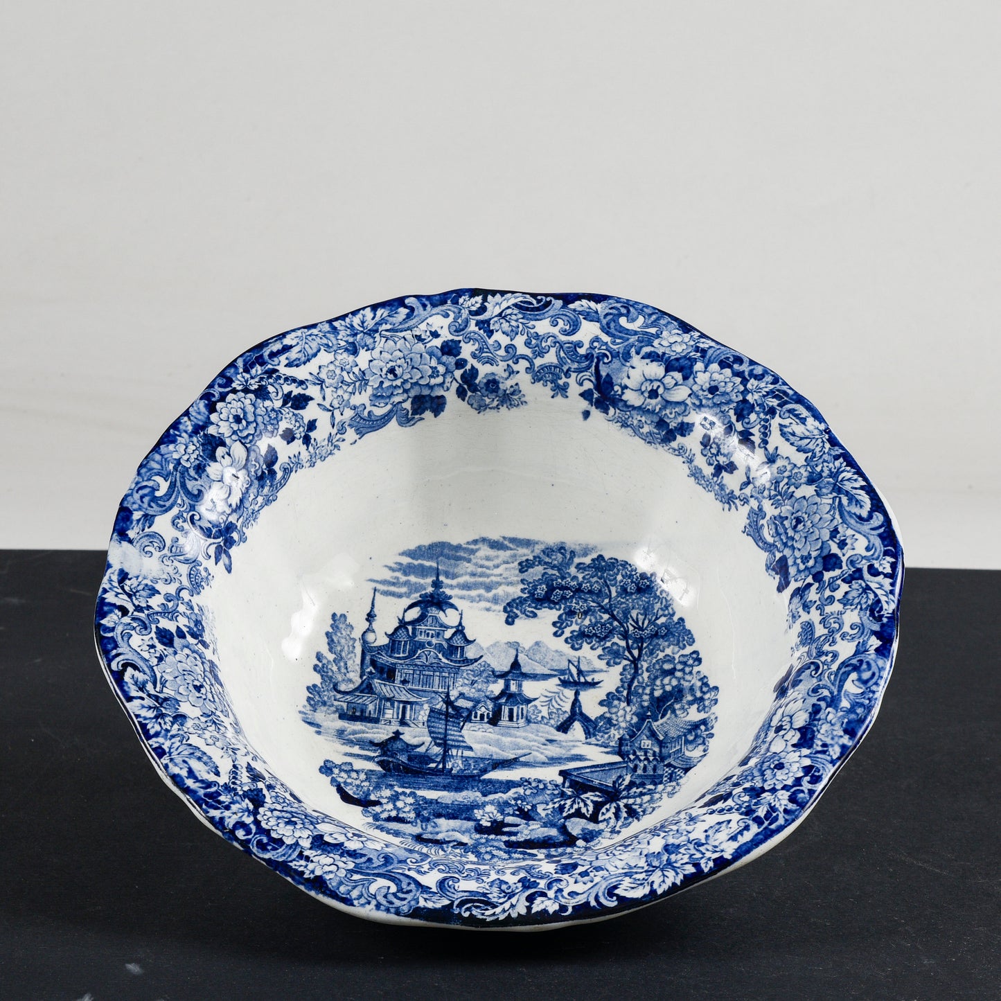 Piatto catino in ceramica bianca e blu  firmata Chinese SCR  1880