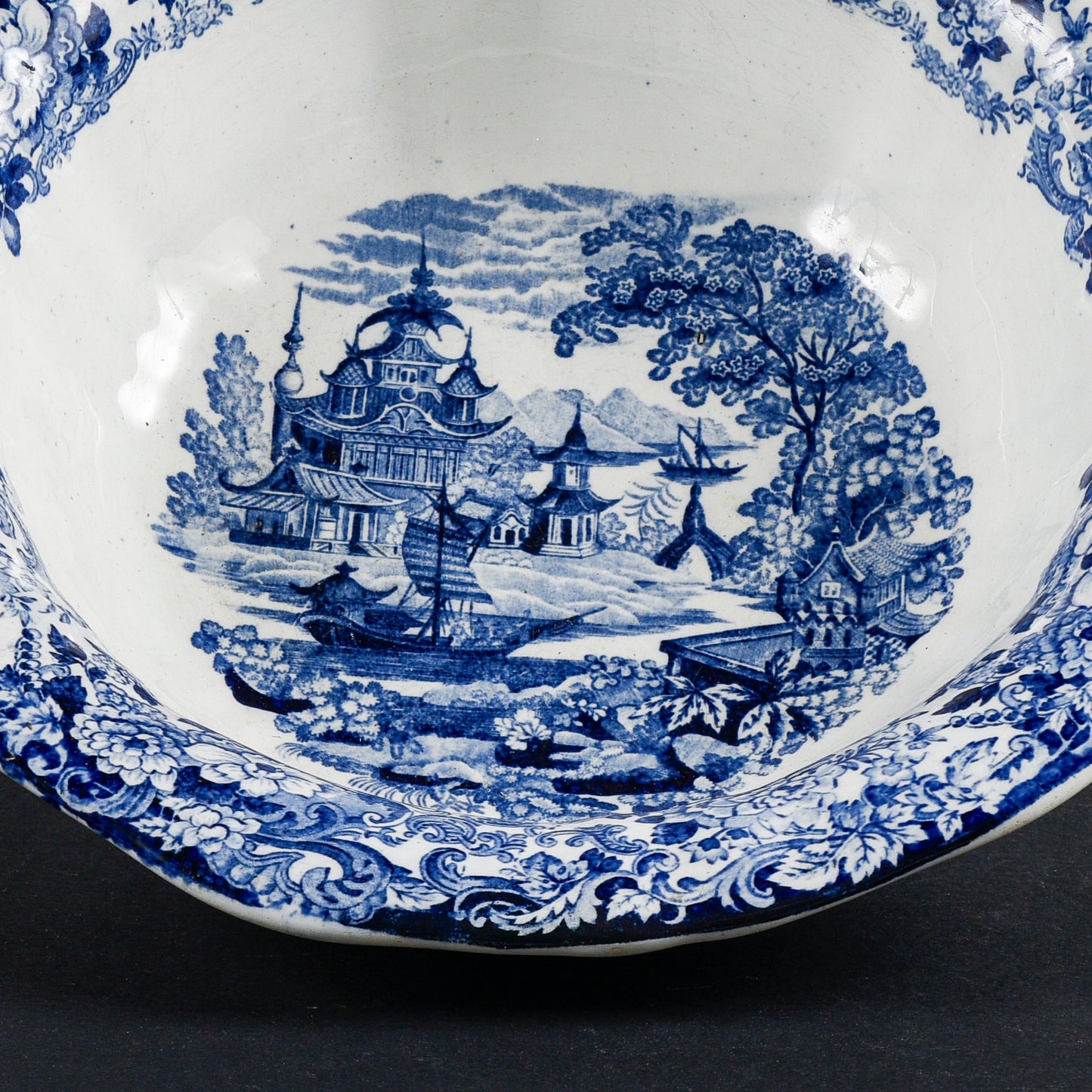 Piatto catino in ceramica bianca e blu  firmata Chinese SCR  1880