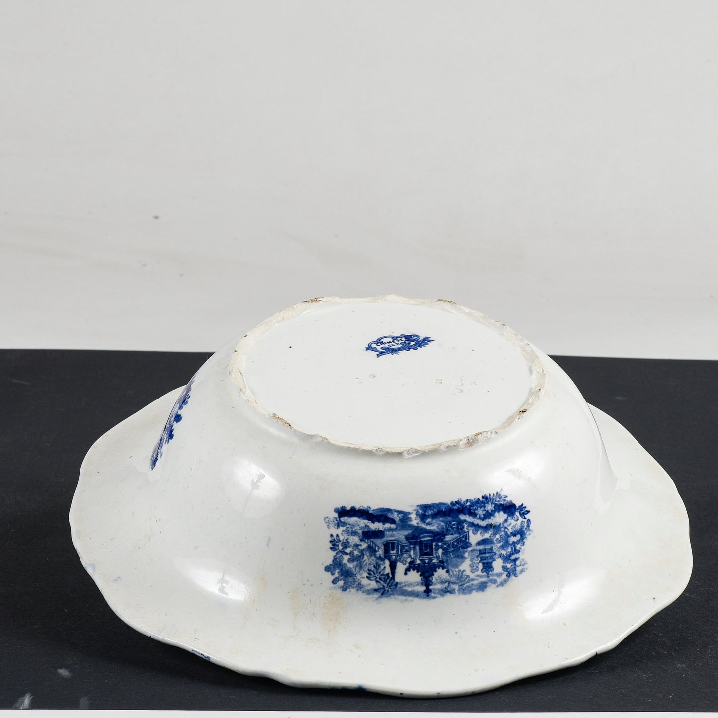 Piatto catino in ceramica bianca e blu  firmata Chinese SCR  1880