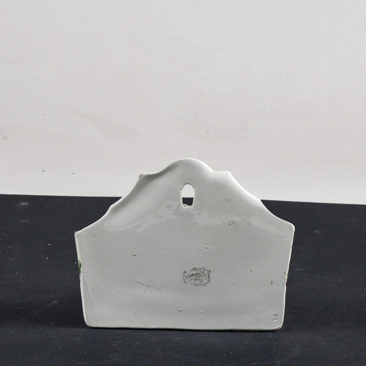 Porta lettere  da parete portalettere firmato Società Ceramica Richard Milano epoca XX Secolo