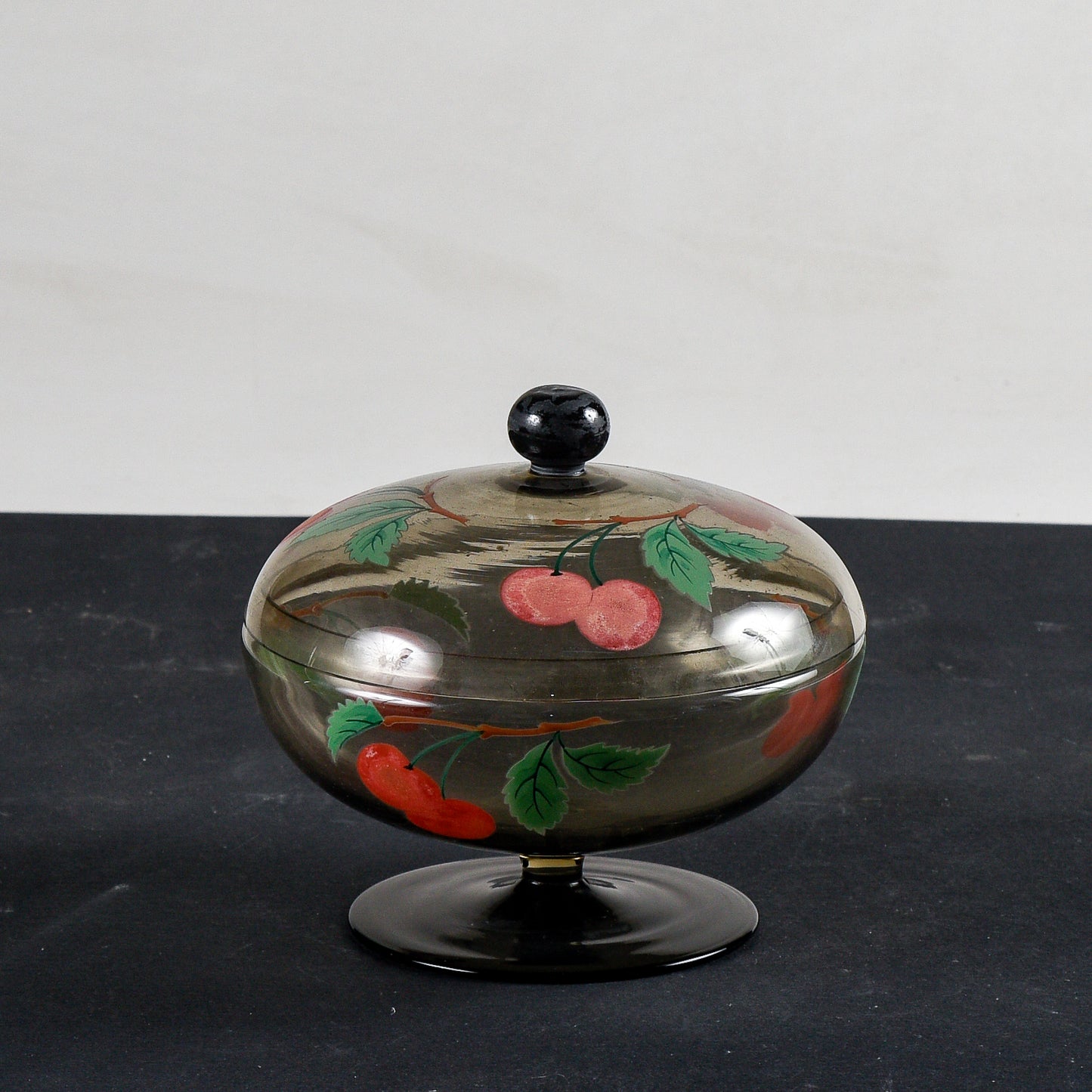 coppa con coperchio epoca Liberty in vetro fumé realizzata a mano, decorata Italia 1930, 6 bicchierini