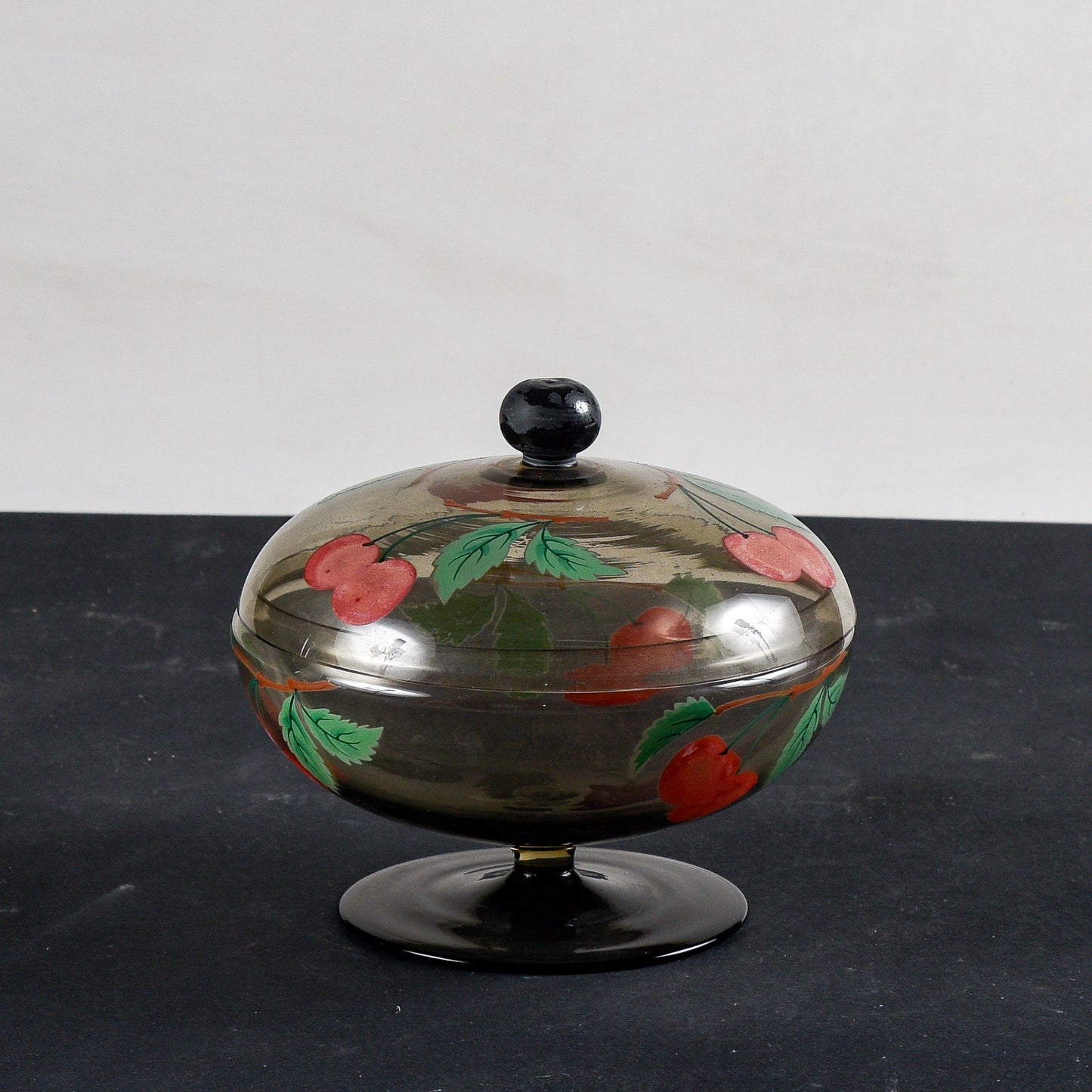coppa con coperchio epoca Liberty in vetro fumé realizzata a mano, decorata Italia 1930, 6 bicchierini