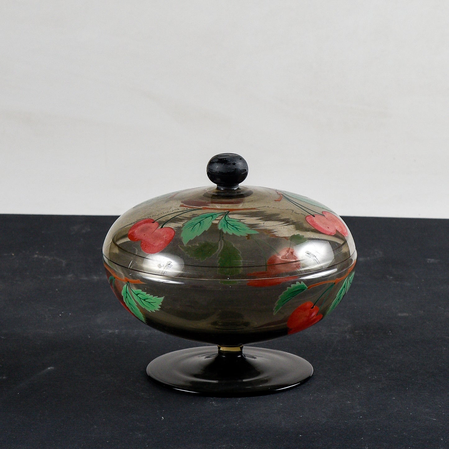 coppa con coperchio epoca Liberty in vetro fumé realizzata a mano, decorata Italia 1930, 6 bicchierini