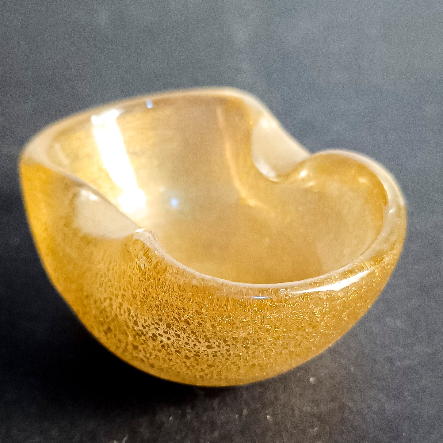 Portacenere svuota tasche ciotola  in vetro decorata a foglia oro  Italia 1950
