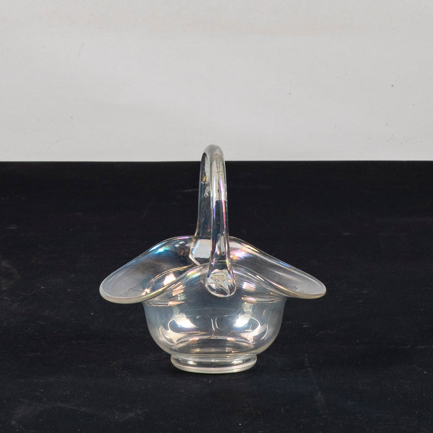 Cestino vasetto in vetro soffiato iridescente Murano XX secolo