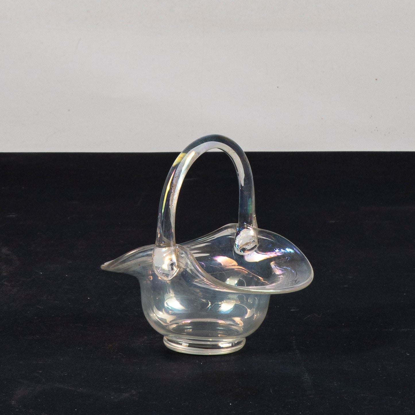 Cestino vasetto in vetro soffiato iridescente Murano XX secolo