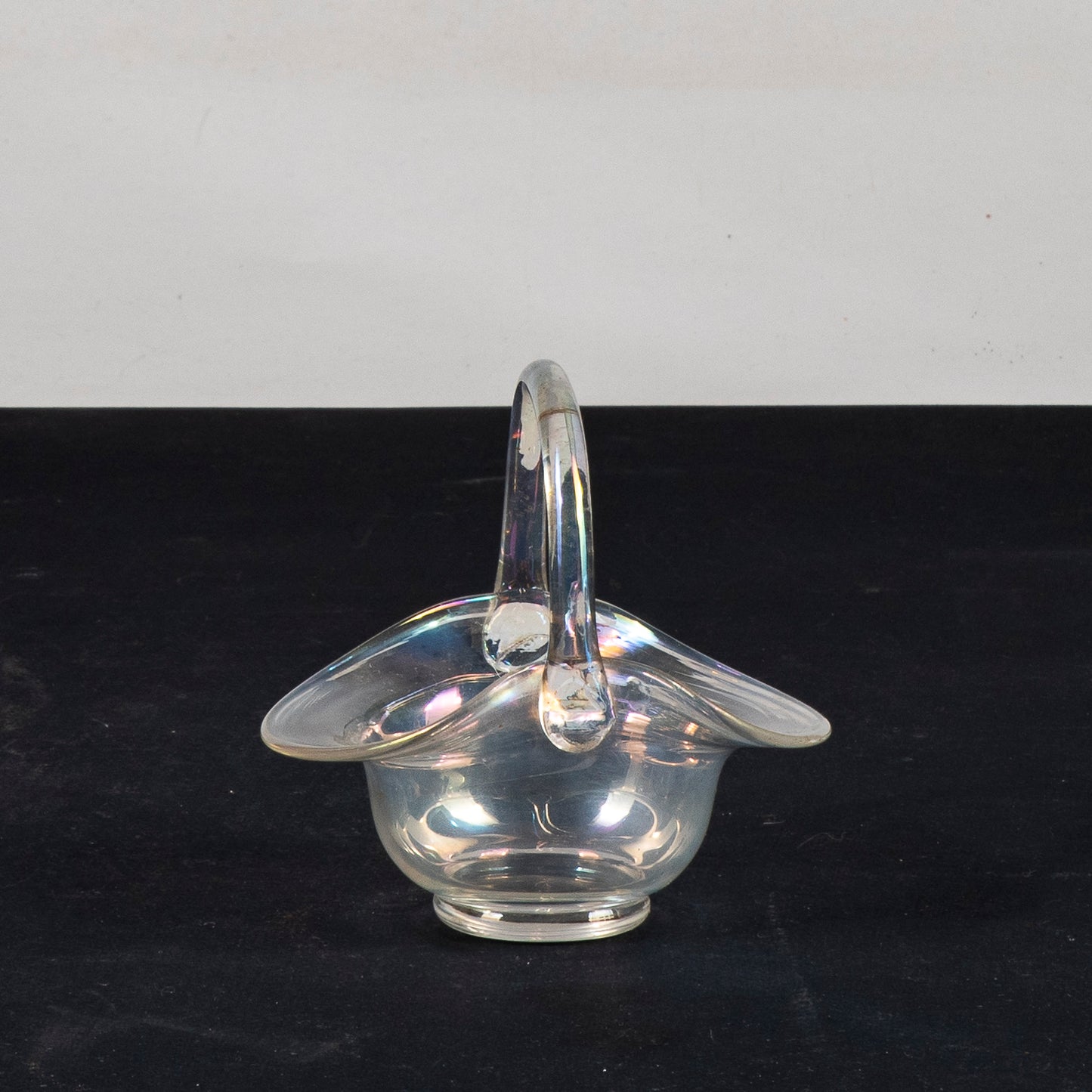 Cestino vasetto in vetro soffiato iridescente Murano XX secolo