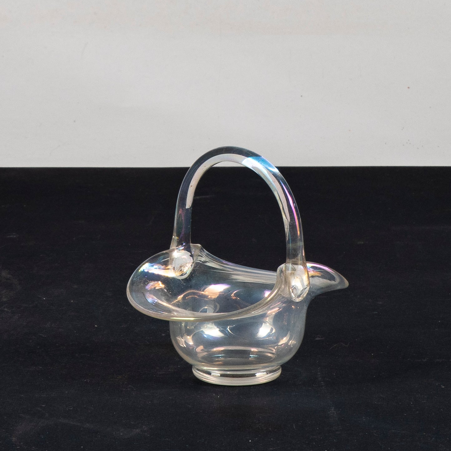 Cestino vasetto in vetro soffiato iridescente Murano XX secolo