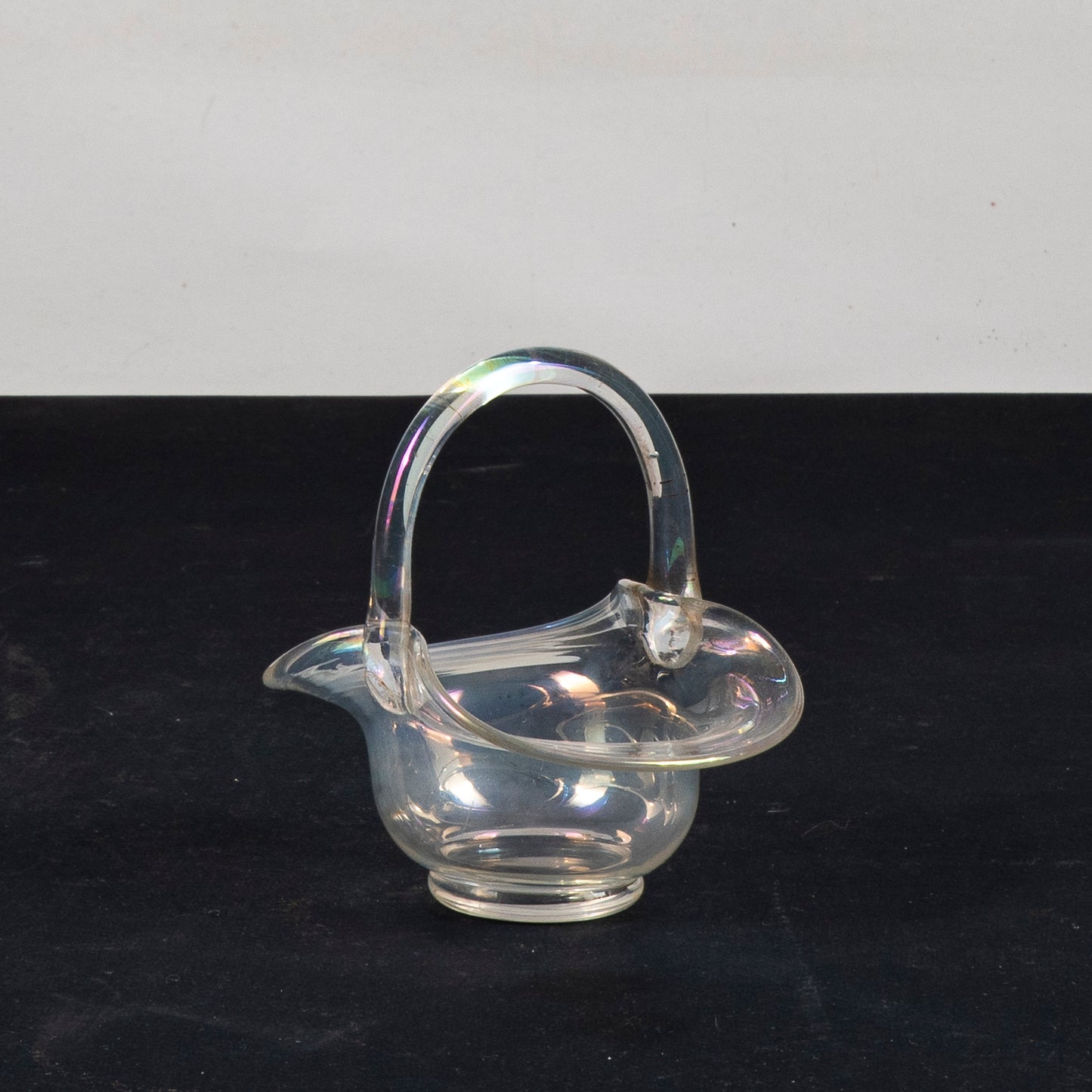 Cestino vasetto in vetro soffiato iridescente Murano XX secolo