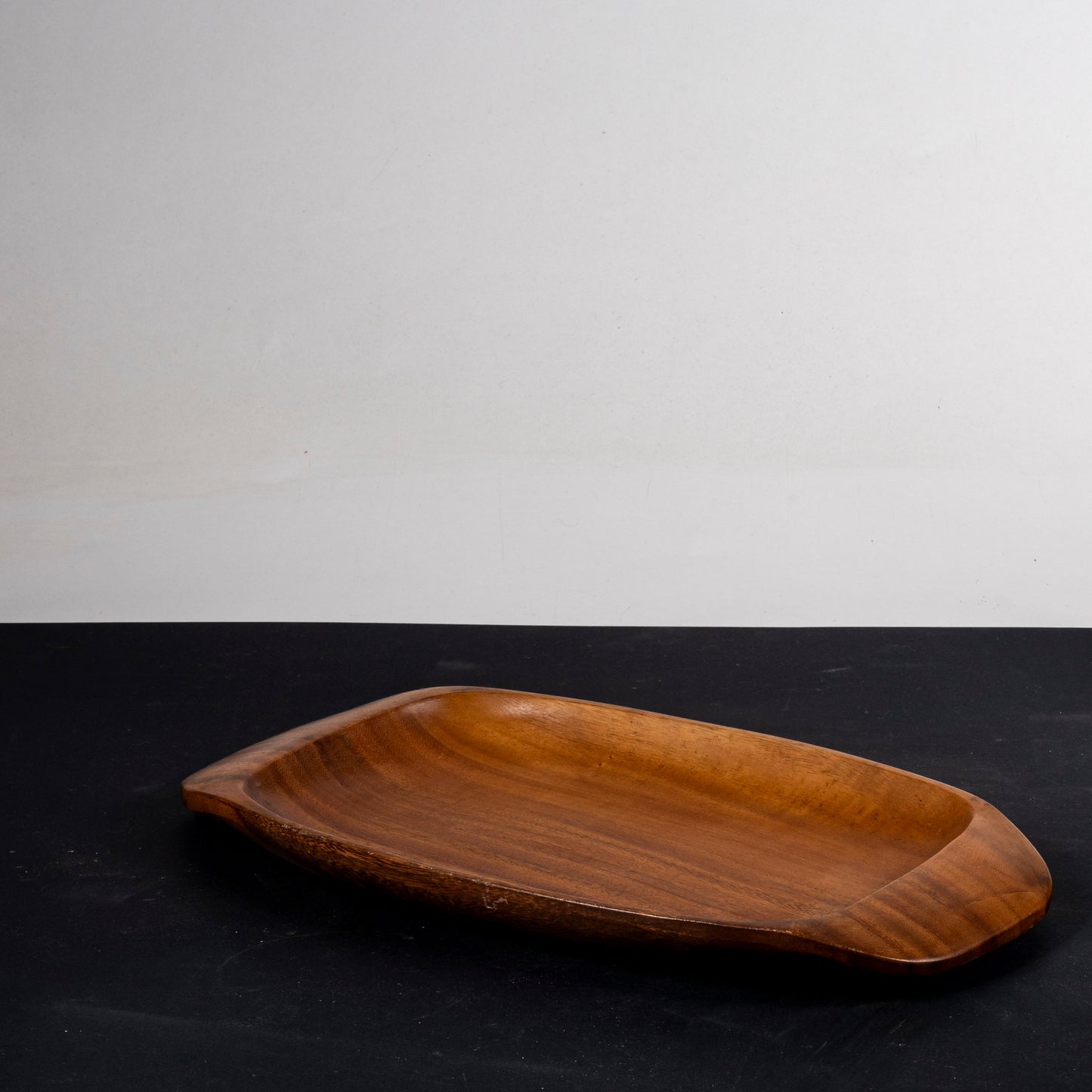Vassoio in legno con manici smussati 1990
